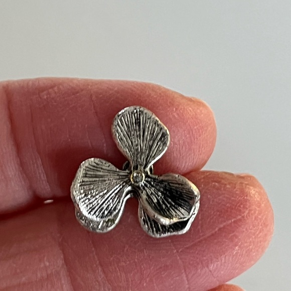 Gorgeous silver Fossil earrings.  These are a lovely pair of earrings earrings.. - Picture 5 of 11